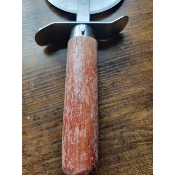 The Pampered Chef #1301 - Large 4" Pizza Cutter/Wheel, Slicer w/Wood Handle - Picture 4 of 9